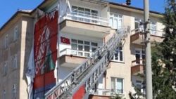 Yakalanacağını anlayan hırsız ev sahibi kadını rehin aldı
