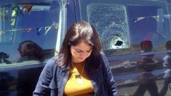 Van'da sandıkları dolaşan Ak Partili kadın vekil taşlandı