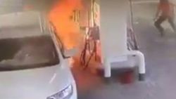 Lüks araç benzin alırken bir anda alevler yükseldi