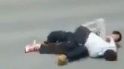 Amerika'da oğlunu döven genci tekmeyle bayıltan anne