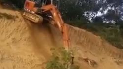 İş makinesi ile akrobasi yapan operatör