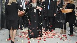 Bartholomeos'a İzmir'de karanfilli karşılama