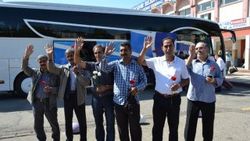 Ordu'ya çalışmaya gelen Kürt işçiler çiçeklerle uğurlandı