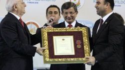 Davutoğlu Şanlıurfa'nın İstiklal Madalyası'nı takdim etti