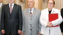 Okul inşaatı duran albay kahrından öldü
