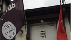 ABD'de bir eve Türk ve IŞİD bayrakları birlikte asıldı