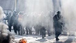 Ekonomik krizdeki Bosna'da binlerce kişi sokağa döküldü
