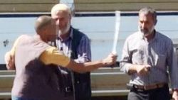 Motosiklete çarpan kamyonet sürücüsüne saldırdı