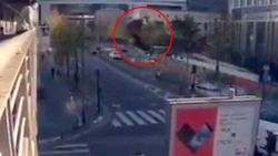 ABD'li adam evinin balkonundan reklam panosuna atladı