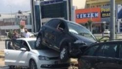 Otomobil, park halindeki otomobillerin üzerine çıktı