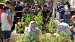 Özgecan'ın mezarı başında ilk Ramazan Bayramı
