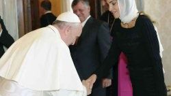 Papa Ürdün Kraliçesi'nin elini öptü tartışması