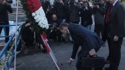 AB büyükelçileri terör kurbanları için çiçek bıraktı