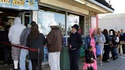 ABD'liler loto bayileri önünde kuyruk oluşturdu