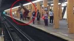 ABD'de metroda şov yapan genç raylara düştü