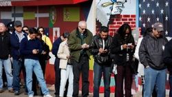 ABD'de rekor ikramiyeyi duyanlar uzun kuyruklar oluşturdu
