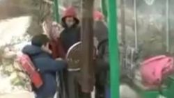 Çocuklar üşümesin diye otobüs durağına soba kurdular