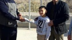 7 yaşındaki Alper bulduğu 7 bin 500 doları sahibine verdi