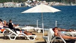 Marmaris'te sıcak havayı gören plajlara akın etti