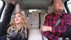 Madonna otomobilin camından bacak hareketi yaptı