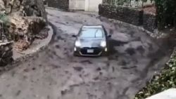 Kaliforniya'da araç çamur seline kapıldı