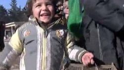 Halep’ten tahliye olan çocukların yüzleri gülüyor