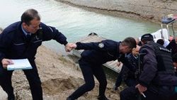 Göle atlayan genç kızı el ele vererek kurtardılar