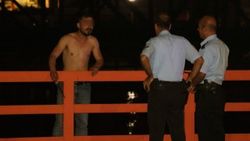 Ekmek bıçağı ile kendini kesip nehre atlamaya kalktı