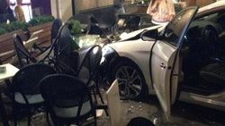Adana'da otomobil kafeye daldı: 5 yaralı