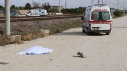 Adana'da trenin altında kalan genç öldü