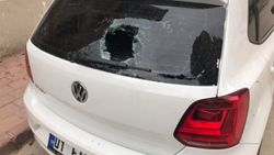 Adana'da arabaya kafa atan adam