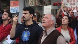 Adana'da intihar girişimini izleyen vatandaşlar