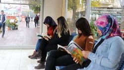 Adana'da otobüs durakları kitaplarla donatılıyor