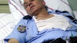 Hasta yakınının kafa attığı polis memuru travma geçirdi