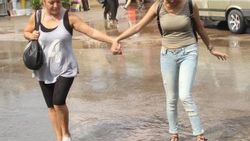 Adana'da sağanak yağış etkili oldu