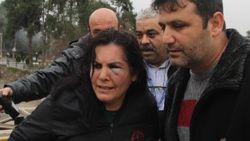 Adana'da gaspçı kadını sürükleyip yumrukladı