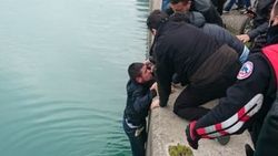 Yakalanmamak için nehre atlayan Adanalıyı polis kurtardı