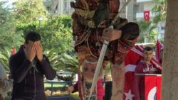 Adanalı, Atatürk için ağaçta ters sallanarak marş söyledi