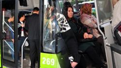 Adanalı kadınlar otobüslere ücretsiz bindi