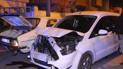 Aranan şahıs kendisini kovalayan polis aracıyla çarpıştı
