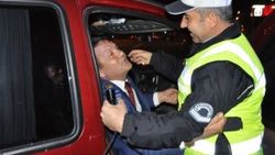 Adıyaman'da muhtar ceza kesmemesi için polisi öptü