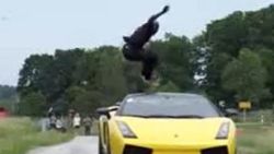 Hızla gelen Lamborghini'nin üzerinden atladı İZLE