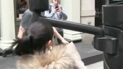 Adriana Lima otobüsün aynasına kafasını vurdu İZLE
