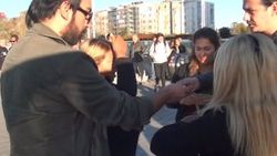 Taksim'de Atatürk portresiyle duygu sömürüsüne gözaltı