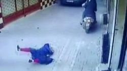 Motosikletli hırsızlar hamile kadını yerlerde sürükledi