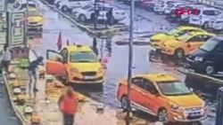 Taksicilerin müşteri kavgası görüntülendi