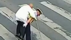 Çin polisi yaşlı adama yardım etti