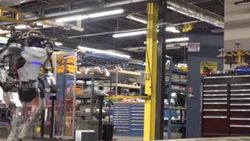 İnsansı robot engelli parkurunu kolaylıkla aştı