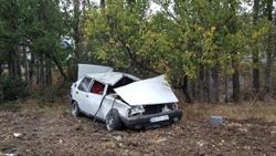 Çorum'da otomobil ağaçlık alana uçtu: 1 yaralı