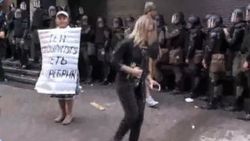 Ukrayna'da canlı yayın sırasında muhabire eziyet